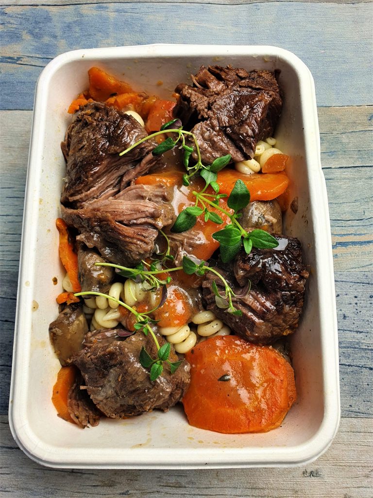 Boeuf braisé carottes pâtes herbes croquines reception