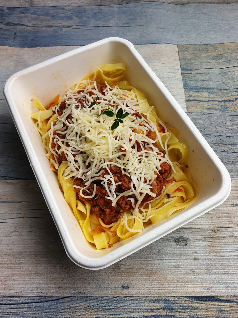 Plateau repas livré chaud : Comme les pâtes à la carbonara, les tagliatelles bolognaises sont un incontournable à ne pas manquer. Entre dans les formules.