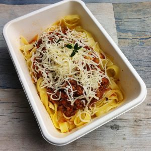 Plateau repas livré chaud : Comme les pâtes à la carbonara, les tagliatelles bolognaises sont un incontournable à ne pas manquer. Entre dans les formules.