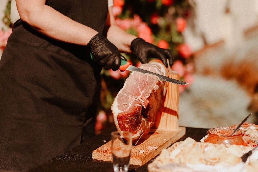 Ateliers culinaires : Présentation immersive d'un produit de qualité par sa découpe. Le jambon peut être dégusté seul ou accompagné.