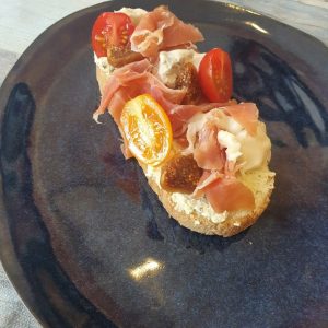 Tartine jambon cru figue tomate croquines reception