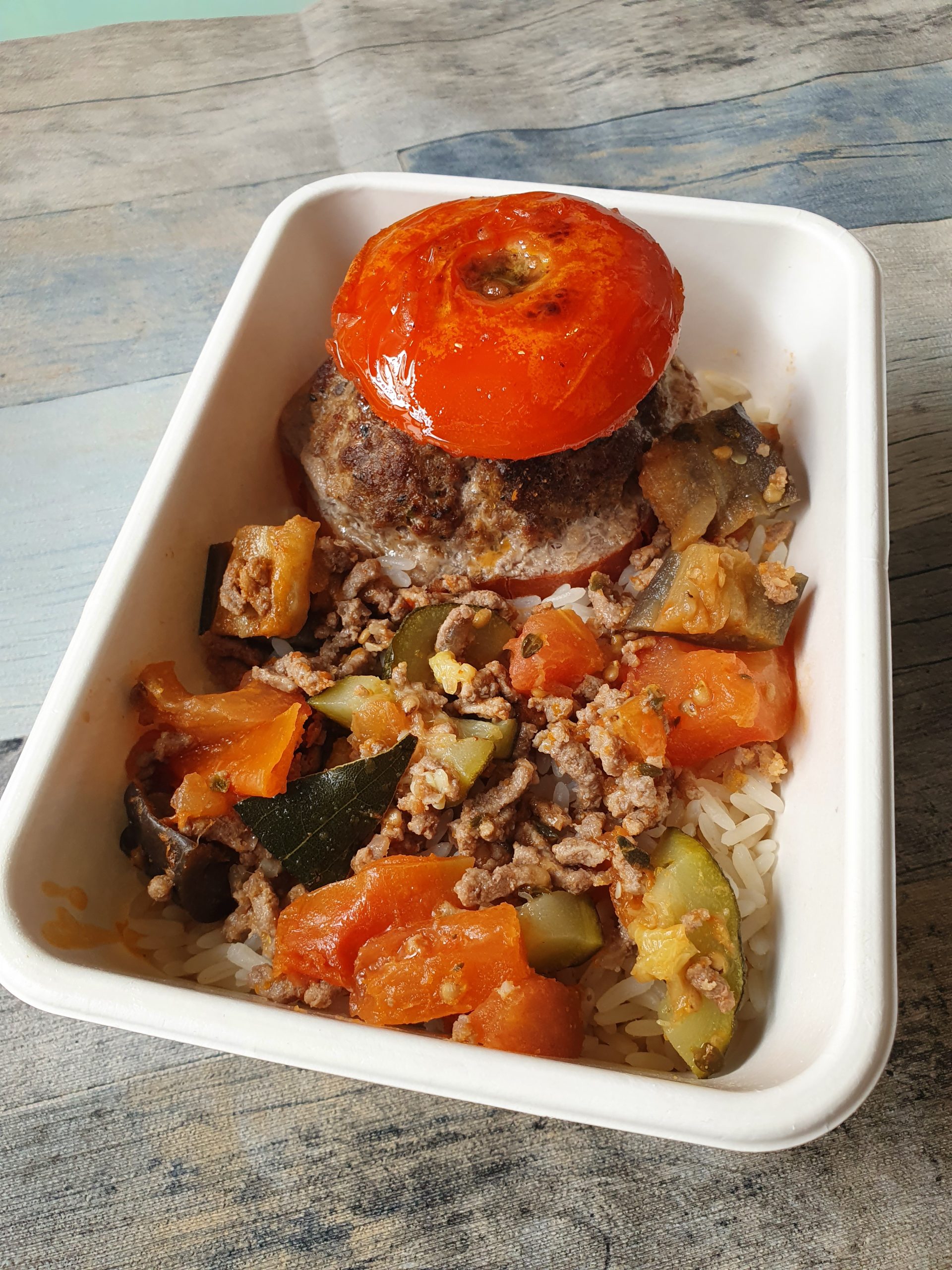 Tomate farcie légumes riz et viande hachée croquines reception