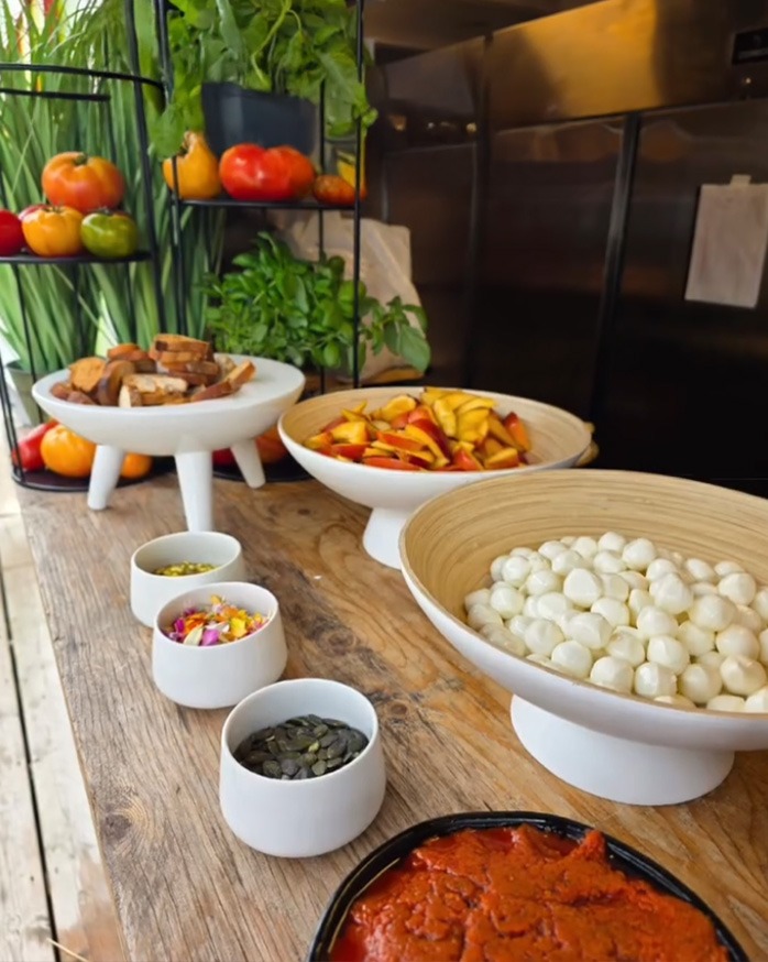 bar à mozzarella,animation culinaire,buffet convivial,traiteur événementiel,Croquines Réception,animation fromage,bar à burrata,mozzarella di buffala,animation traiteur,buffet fromage,idée animation mariage,buffet à partager,animation gourmande,traiteur Camon,animation fraîche