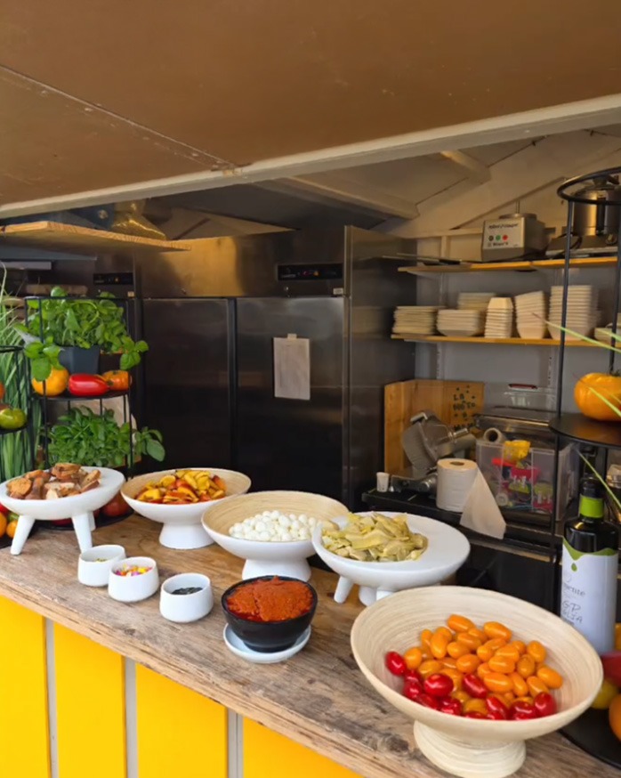 bar à mozzarella,animation culinaire,buffet convivial,traiteur événementiel,Croquines Réception,animation fromage,bar à burrata,mozzarella di buffala,animation traiteur,buffet fromage,idée animation mariage,buffet à partager,animation gourmande,traiteur Camon,animation fraîche