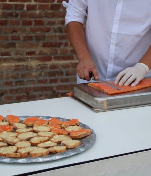 Évènement privé. Découpe de saumon devant les invités.