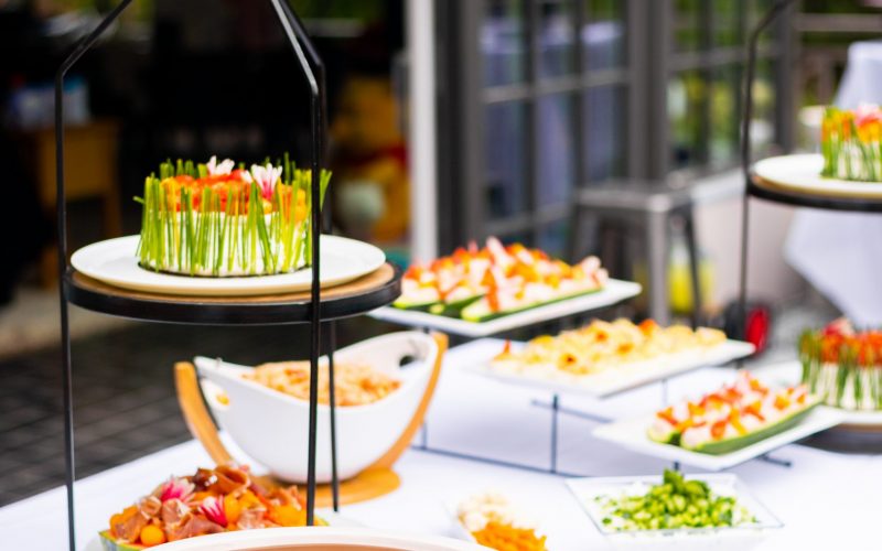 Brunch. Légumes en bouchées, salades et présentations.