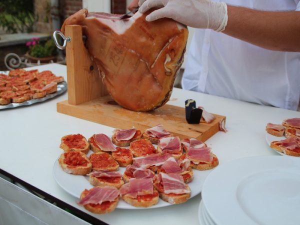 Évènement privé. Jambon de parme à la découpe.