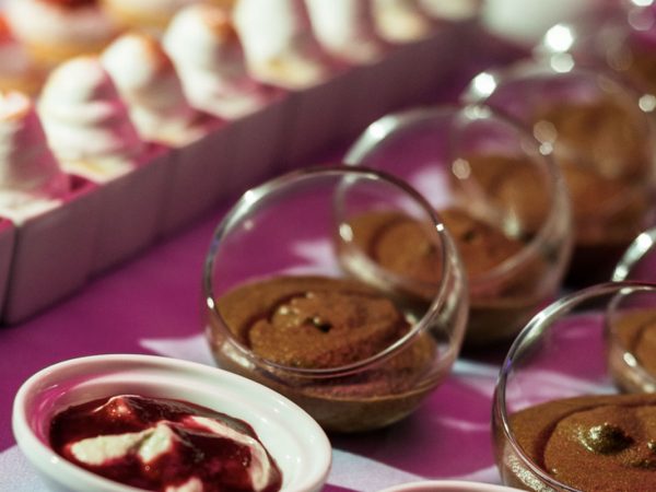 Les desserts. Crème au chocolat et diverses bouchées sucrées.