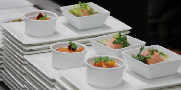 Entrée froide. Duo tartare de saumon et saumon sur son lit de poireaux.