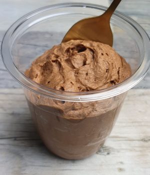 Mousse chocolatée crémeuse cuillère croquines reception