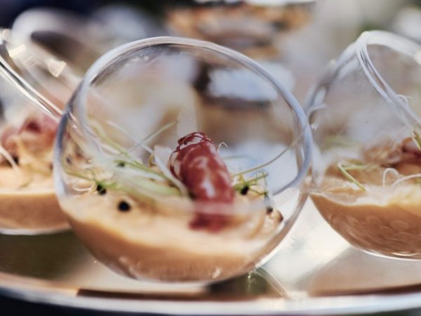 Soupe crémeuse garnie de légumes et fruits de mer croquines reception