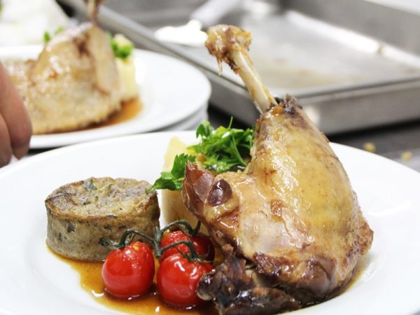 Plat chaud. Découvrez notre volaille en sauce accompagnée de légumes et féculents.