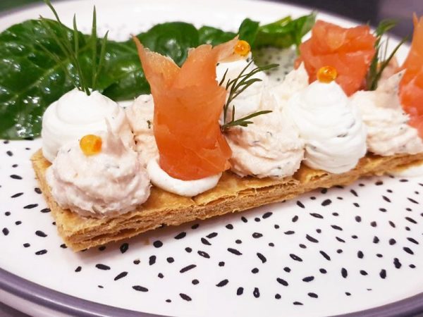 Entrée froide. Dégustez ce toast saumon crème fraiche aussi mousseux que croustillant.