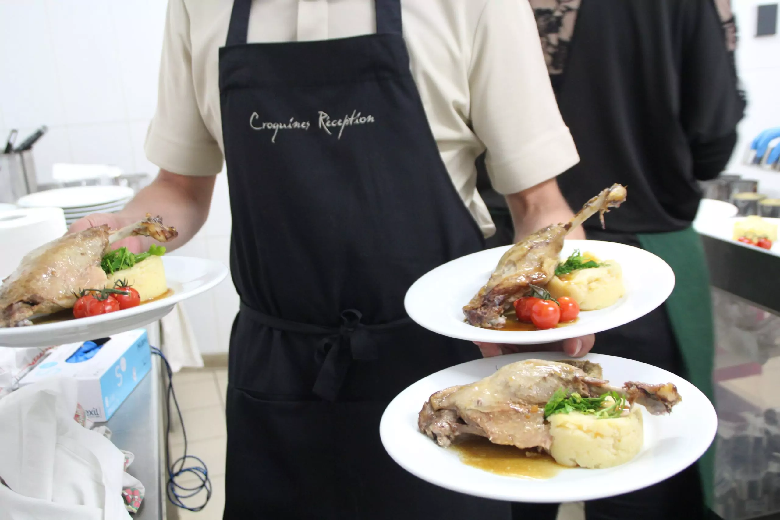 Mariage et Evènement professionnel. Service de notre poulet en sauce.
