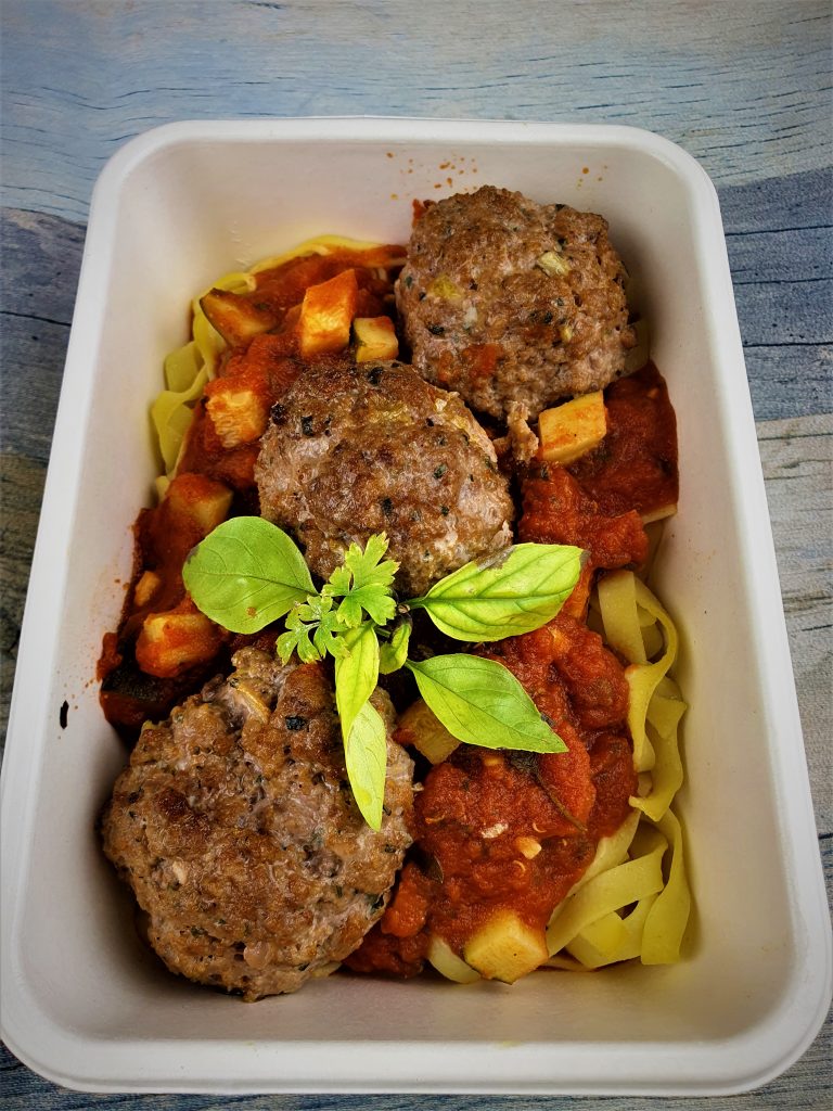 Pâtes sauce tomate boulettes de bœuf légumes sautés croquines réception