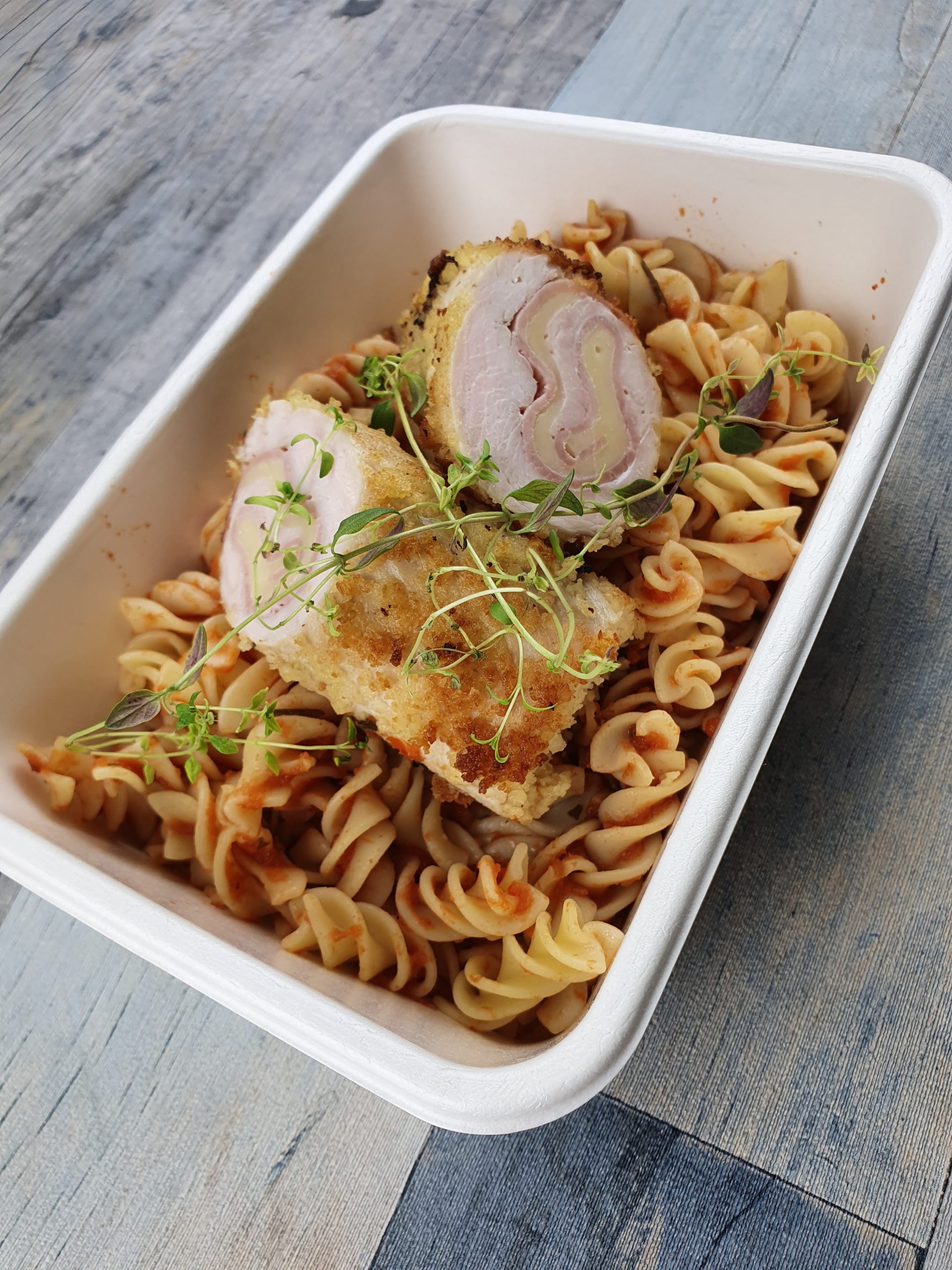 Livraison plateaux repas chauds à Amiens : la solution gourmande pour vos réunions d’entreprise