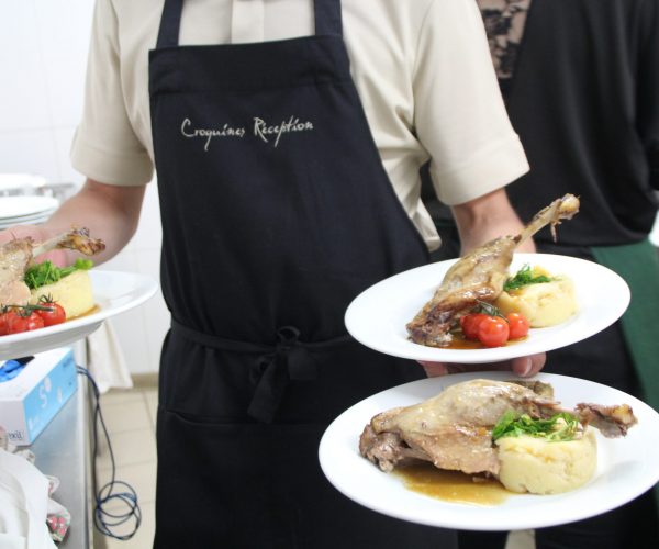 Mariage et Evènement professionnel. Service de notre poulet en sauce.