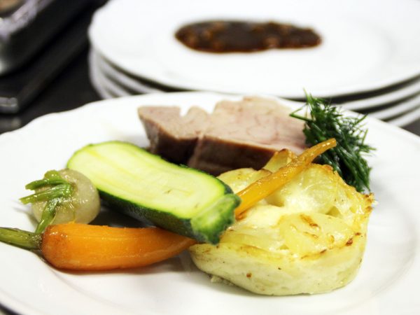 Plat chaud. purée, viande et petits légumes.