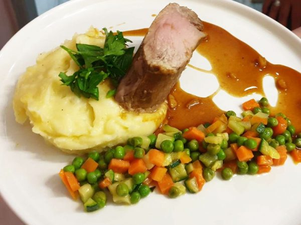 Plat chaud. La viande est ici accompagnée de purée et légumes vapeurs.